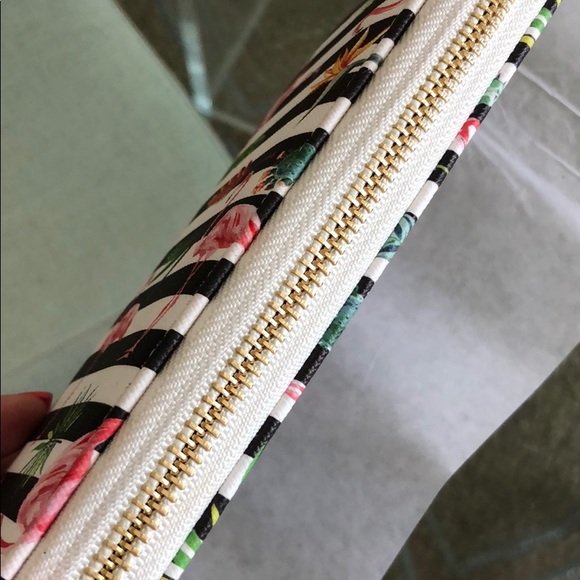 ✨Flamingo Patterned Zip Around Wallet✨ - Picture 4 of 7